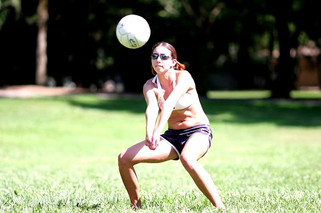 Resumo jogadores de voleibol duas meninas jogando vôlei feminino esportes  jogos bola conceito de jogo wome