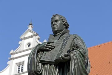 Estátua de Martinho Lutero em Wittemnber, na Alemanha, segurando uma Bíblia nas mãos