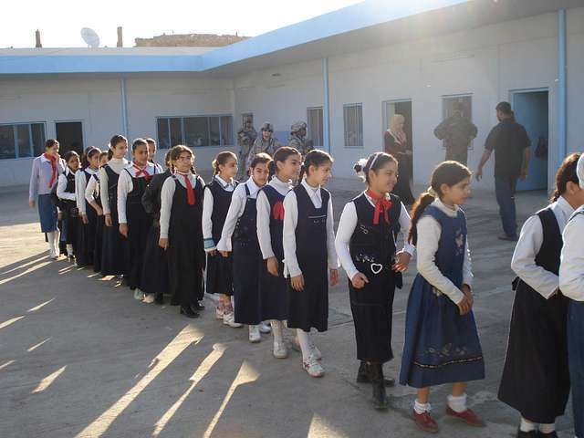 A organização do Taylorismo passou a ser aplicada à vida fora da fábrica, como em escolas.