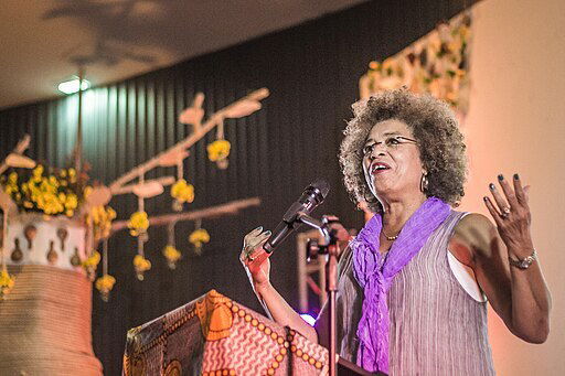 Angela Davis, filósofa precursora do movimento feminista negro