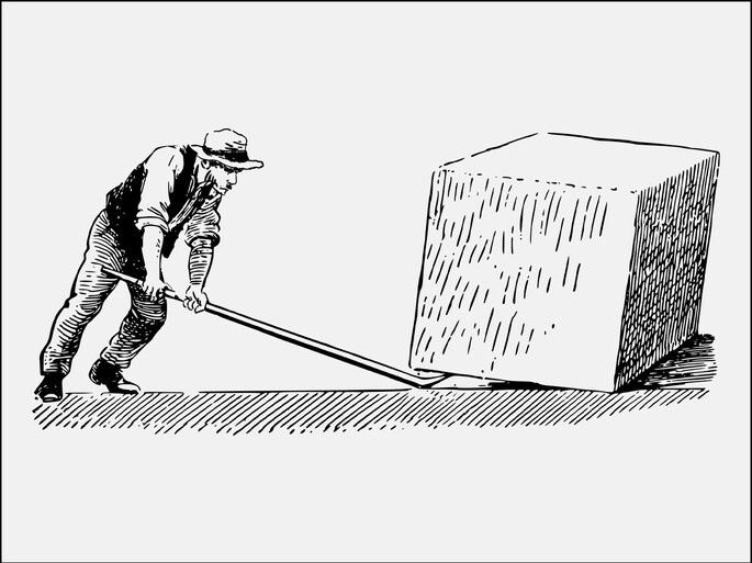 homem usando alavanca para levantar bloco de grande dimens&atilde;o