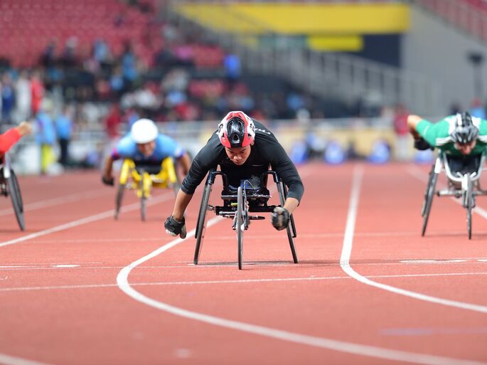 Corrida de cadeira de rodas nos jogos paralímpicos asiaticos