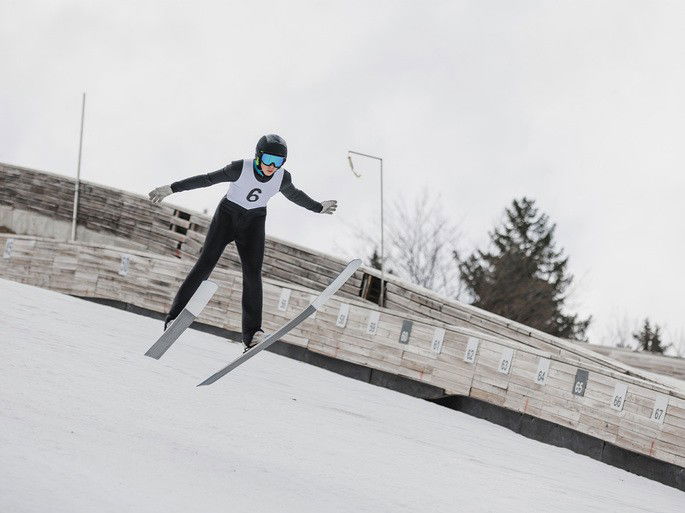 Atleta realizando um salto de esqui
