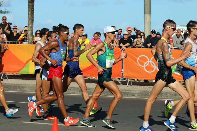 Atletas praticando a marcha olimpica