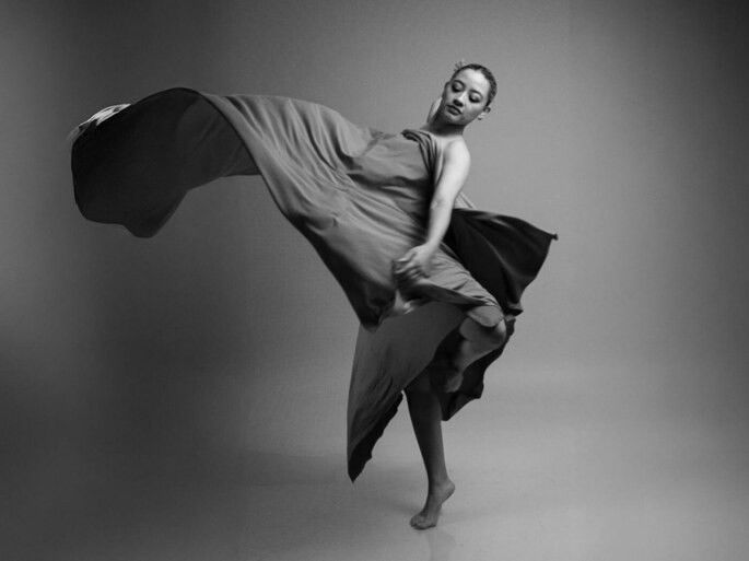 Bailarina dançando dança moderna com fundo cinza