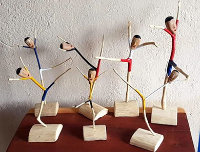 Bailarino entalhado em gravetos de madeira - enunciado enem 2025