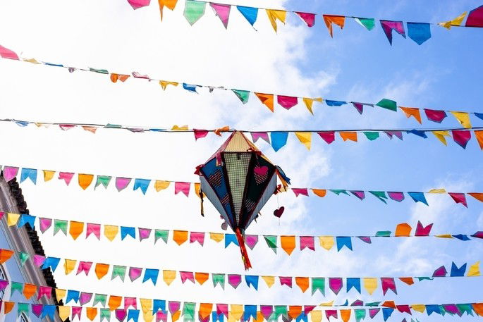 balão e bandeirinhas de são joão