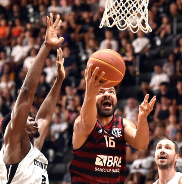 Pessoas jogando basquete imagem gerada por ia