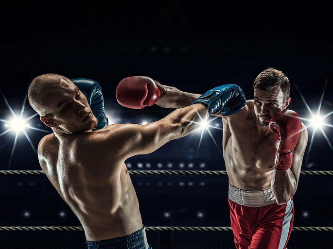 lutador de boxe socando o oponente