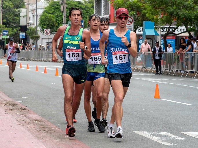 Caio Bonfim numa competição de Marcha Atlética representando o Brasil entre outros participantes