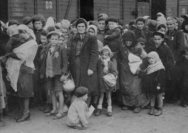 Chegada de um grupo de prisioneiros judeus  num campo de concentração