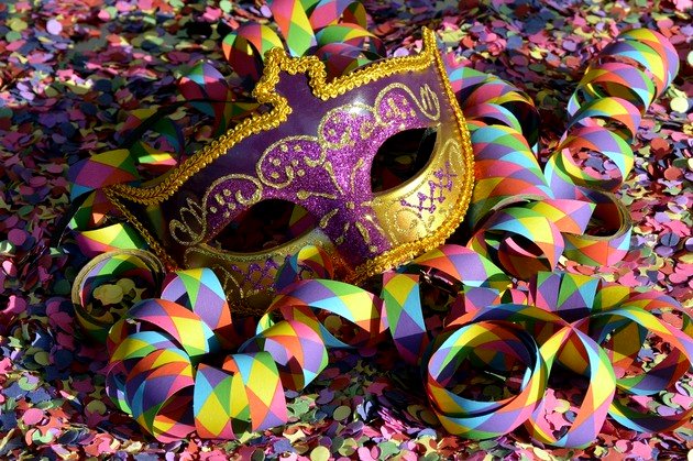 Máscara de Carnaval em meio a confetes e serpentinas