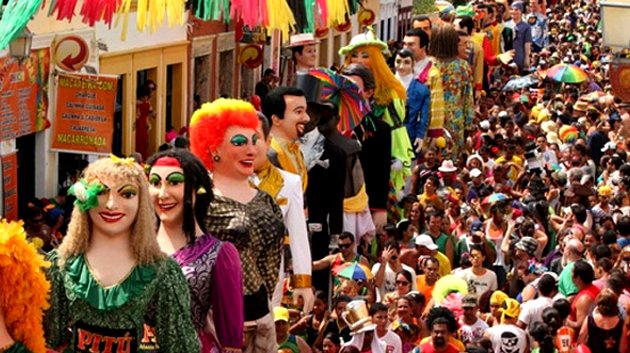 Bonecos gigantes, marca do Carnaval de rua de Olinda