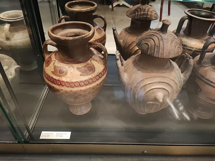 Vasos de cerâmica etrusca em exposição na Suécia. É possível ver alguns vasos de argila decorados.