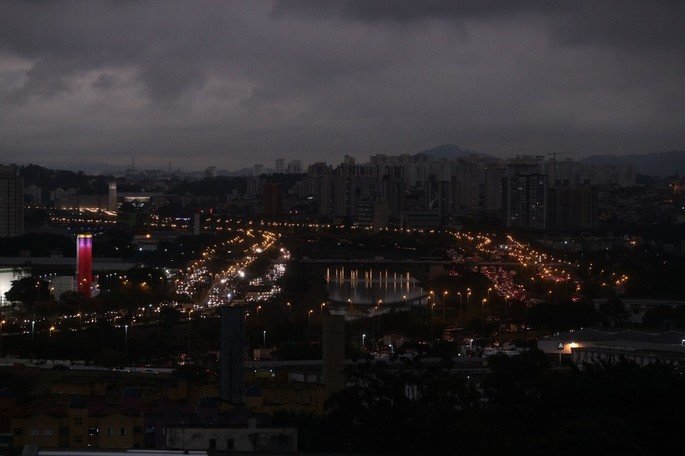 Céu escuro de São Paulo durante à tarde