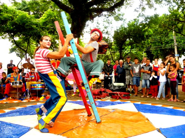 Apresentação de teatro e circo de rua do Núcleo Pavanelli