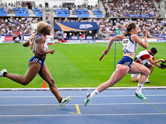 prova de corrida de revezamento feminina