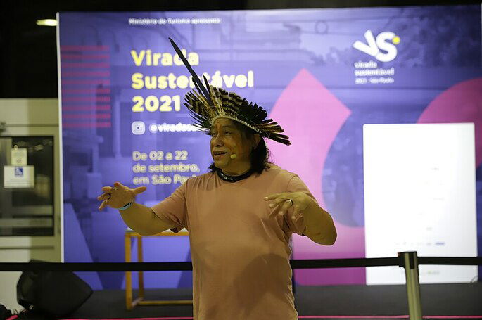 Foto que apresenta o escritor indígena Daniel Munduruku.