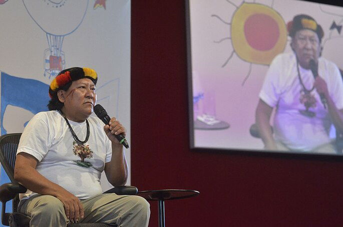 O autor e xamã Davi Kopenawa fazendo uma fala no festival literário de Paraty, em 2014.