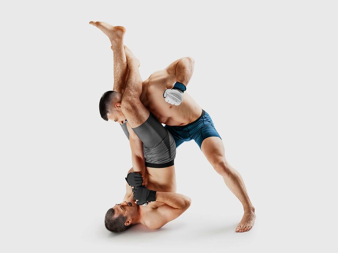 Dois lutadores lutando Artes Marciais Mistas