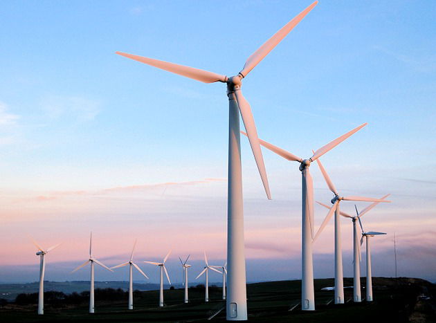 energia eólica. força do vento. energia sustentável e renovável. turbinas  eólicas geram eletricidade. fazenda de moinho de vento na montanha com céu  pôr do sol. tecnologia verde. fonte renovável. desenvolvimento sustentável.  11941691 Foto de stock no