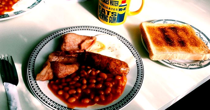 Café da manhã inglês com ovos fritos, bacon, queijo, tomate no