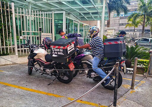 Entregadores por aplicativo, exemplo de precarização do trabalho flexível