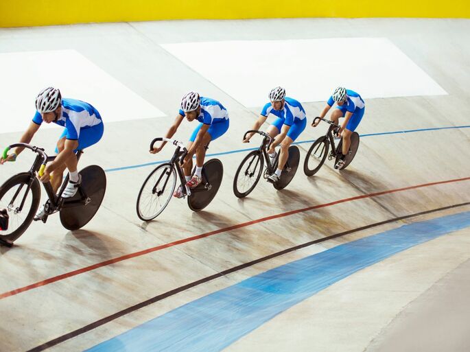 Equipe de ciclismo no velódromo