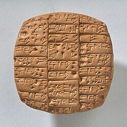 Tablete de argila com escritos feitos na antiga Mesopot&acirc;mica.