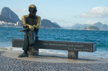 Estátua de Drummond no Rio de Janeiro