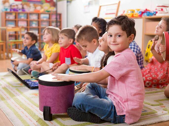 crianças da educação infantil com instrumentos musicais