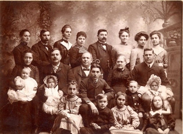 Imagem de estúdio de uma família estendida no final do século XIX