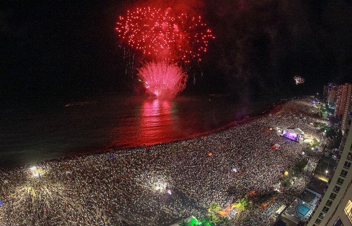Festa de ano novo na praia em Pernambuco