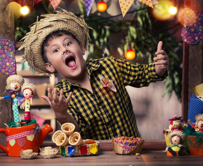 menino com roupa de festa junina