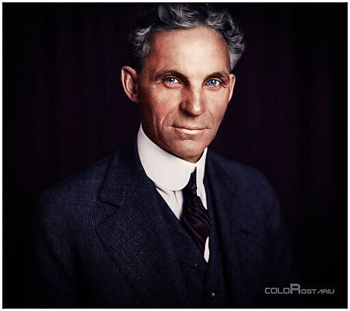 Foto de meio corpo de Henry Ford usando terno e gravata com fundo preto