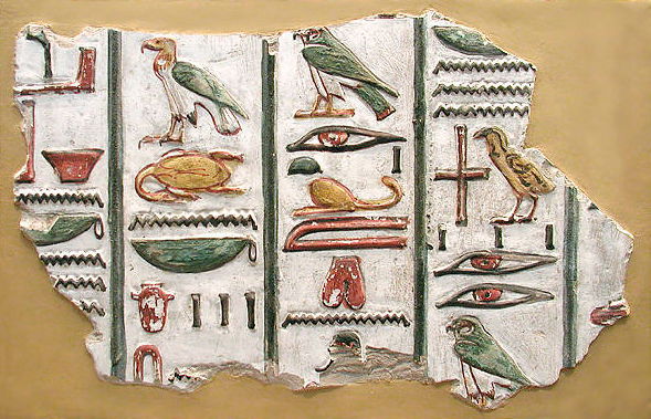 Fragmento de parede com alguns hieróglifos desenhados.