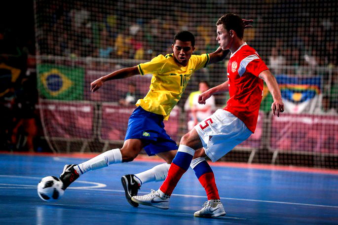 jogador de esportes de futebol americano com o jogo usa uma bola