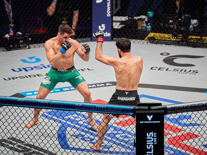 Dois lutadores no Octógono lutando Artes Marciais Mistas