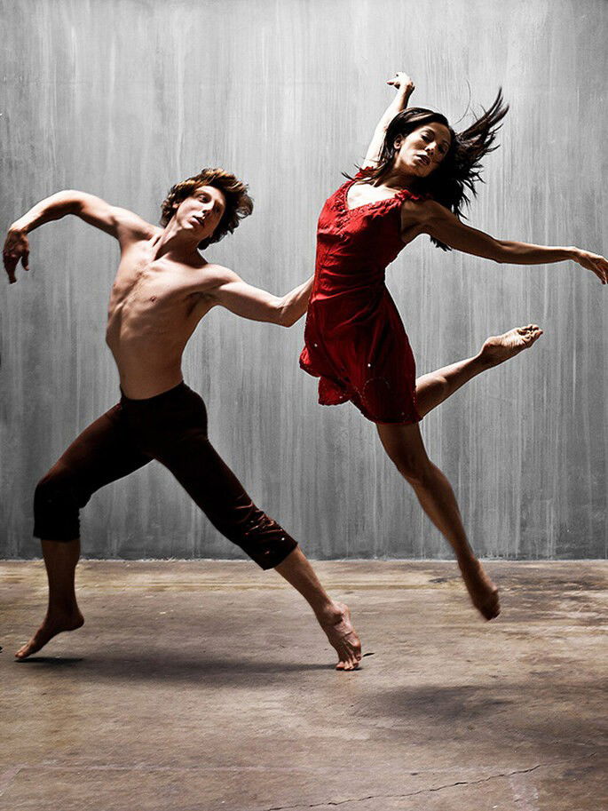 dois bailarinos dançado dança moderna com grande expansão corporal