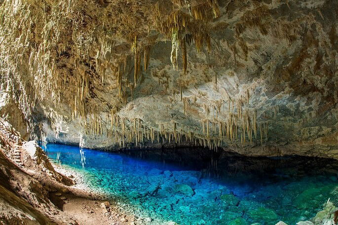 Imagem que apresenta o cenário da Gruta do Lago Azul, em Bonito (MS)