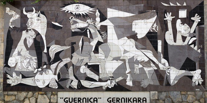 Guernica, Espanha - 10 de outubro de 2015: Uma parede de azulejos em Gernika lembra o bombardeio durante a Guerra Civil Espanhola. Picasso, Pablo. Guernica (1937)