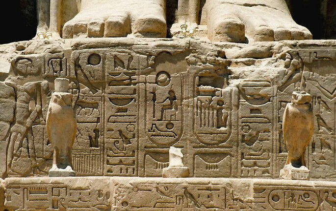 Hieróglifos e duas estátuas do deus Hórus no Templo de Abu Simbel, no Egito.