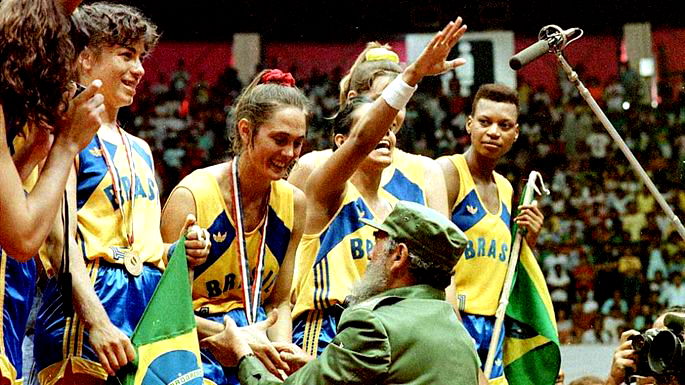 Hortência recebendo medalha de Fidel Castro, Panamericano de Havana, 1991