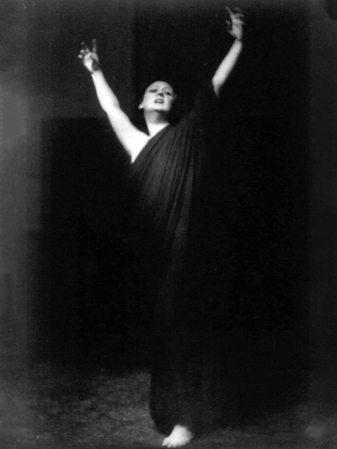 Isadora Duncan dançando