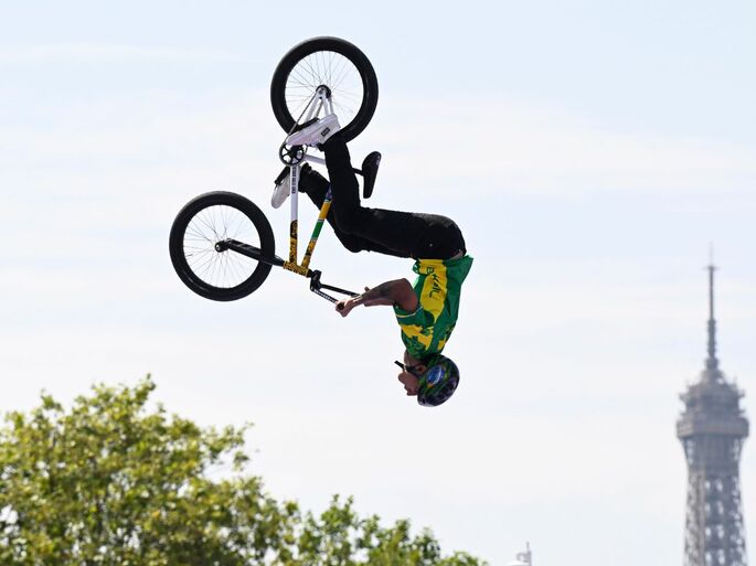 Atleta na competição de bicicleta BMX