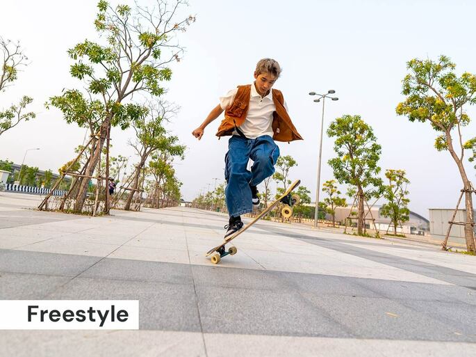 jovem praticando modalidade de skate freestyle