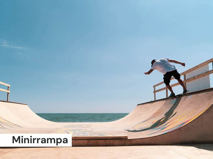 jovem praticando modalidade de skate minirrampa