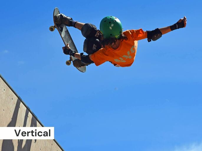 jovem praticando modalidade de skate vertical