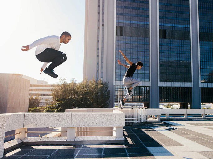 jovens praticando parkour