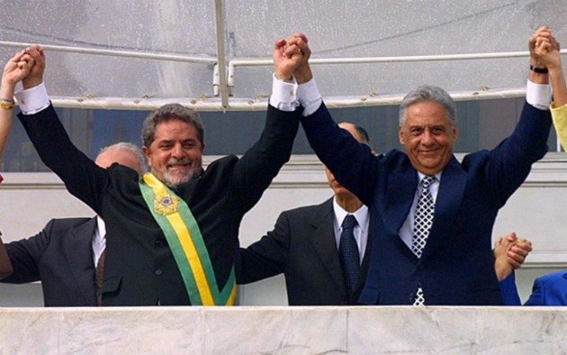 Lula e FHC durante a posse em 2003